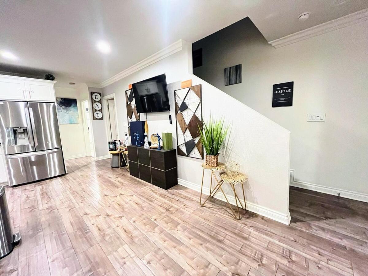 Tr2 4b 3bath Usc Crypto Sofi Universal Parking Apartment