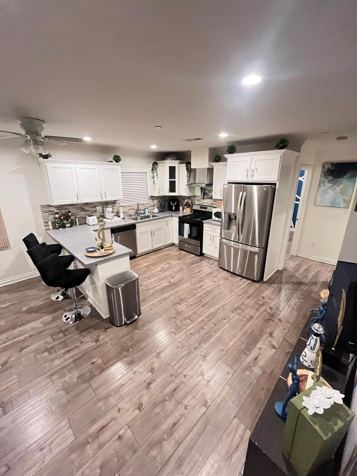 Tr2 4b 3bath Usc Crypto Sofi Universal Parking Apartment